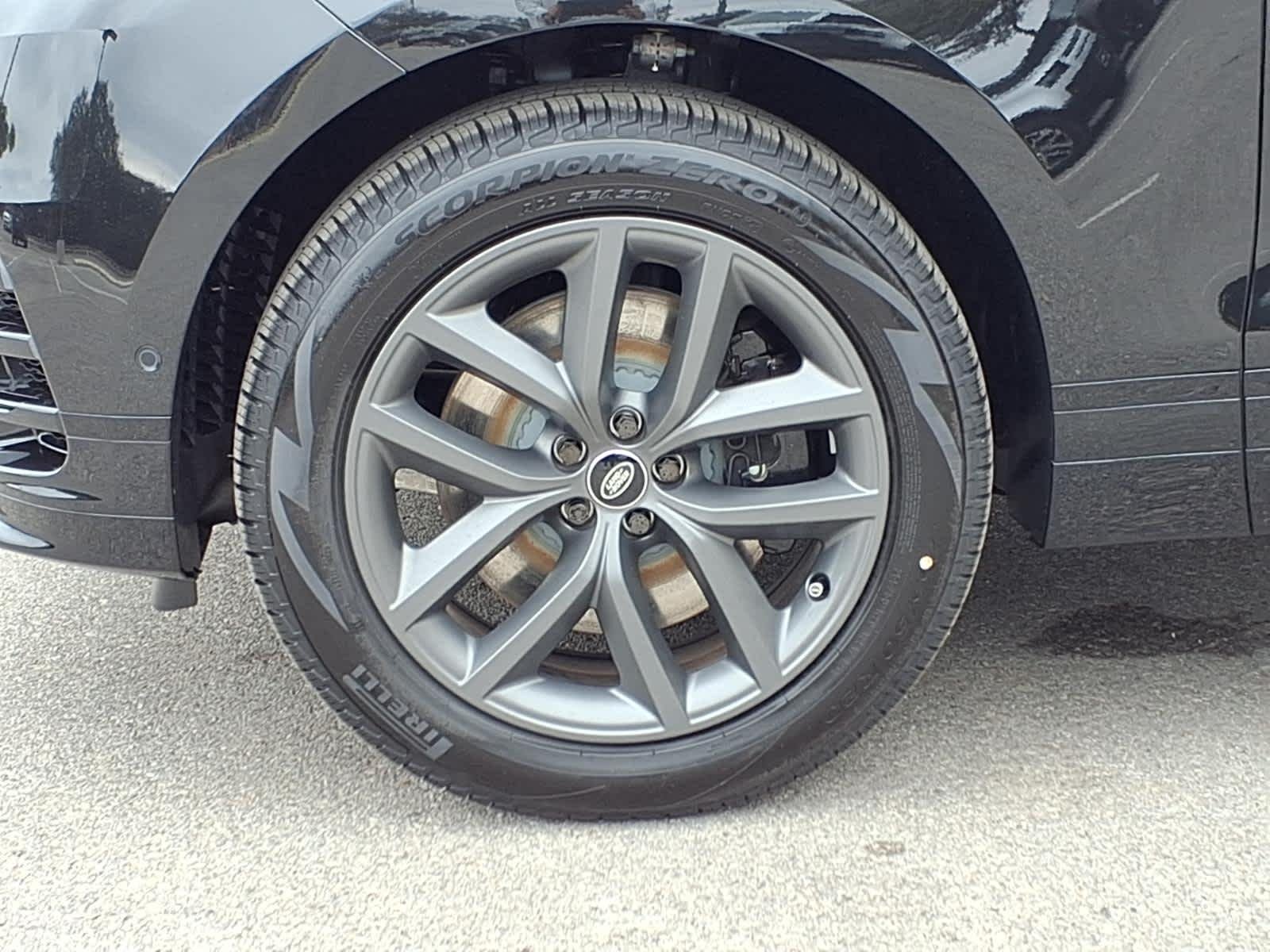 New 2026 Santorini Black Land Rover Dynamic SE image 9