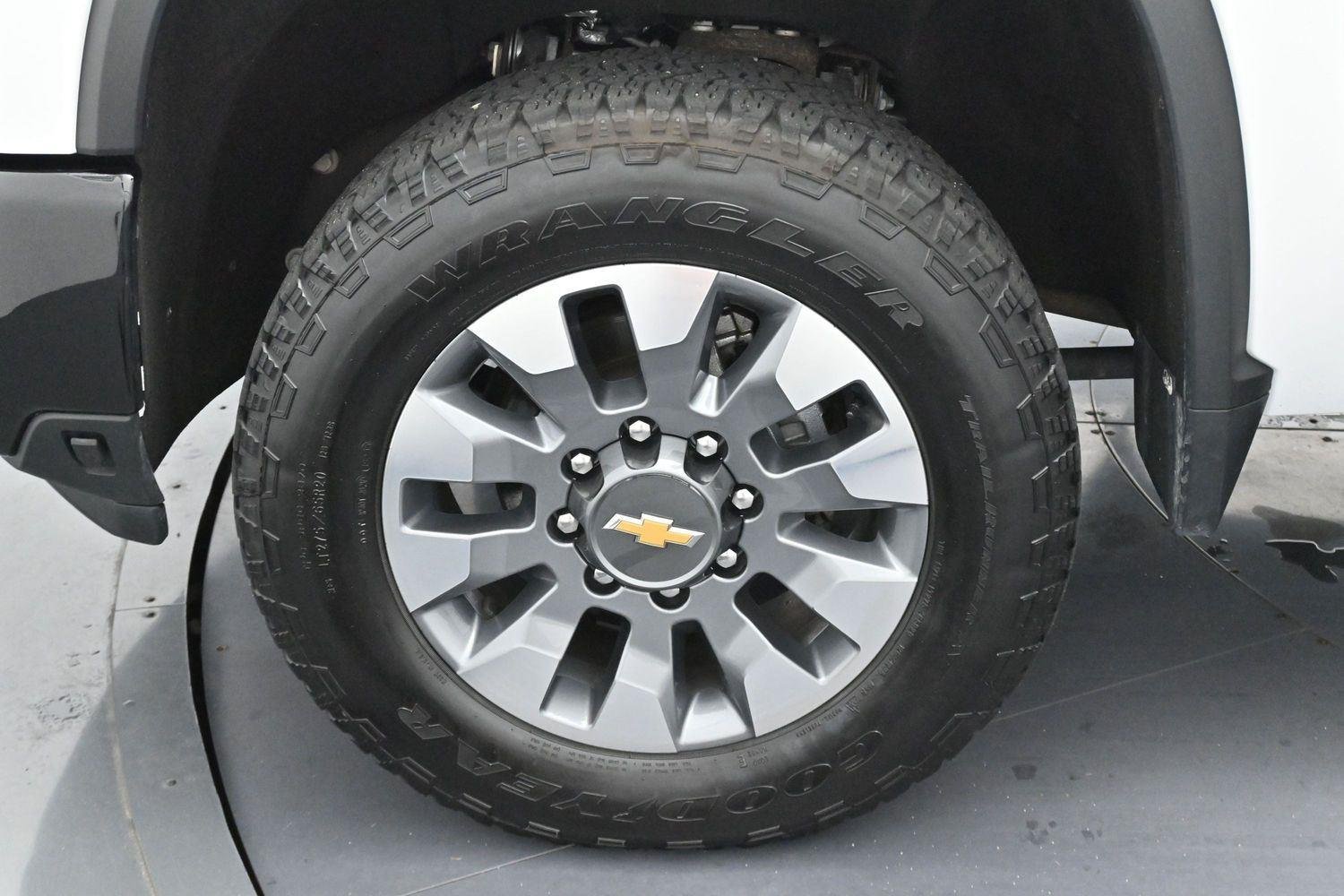 Used 2024 Summit White Chevrolet Custom image 33