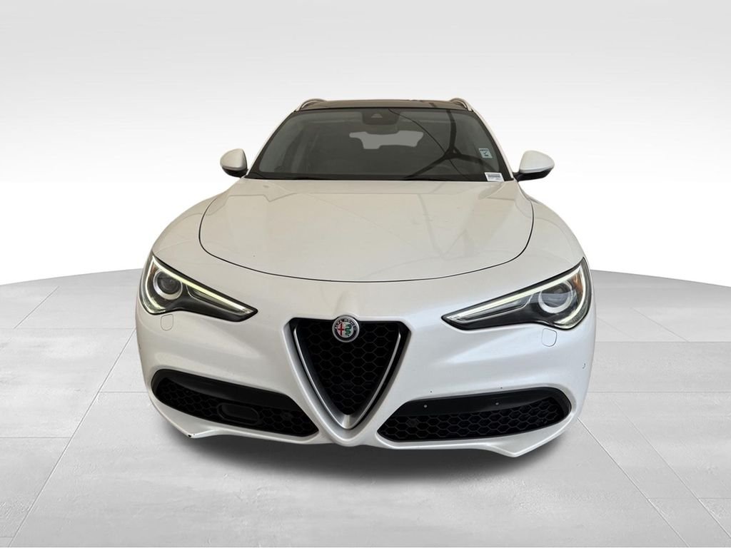 Used 2018 White Alfa Romeo Ti image 4