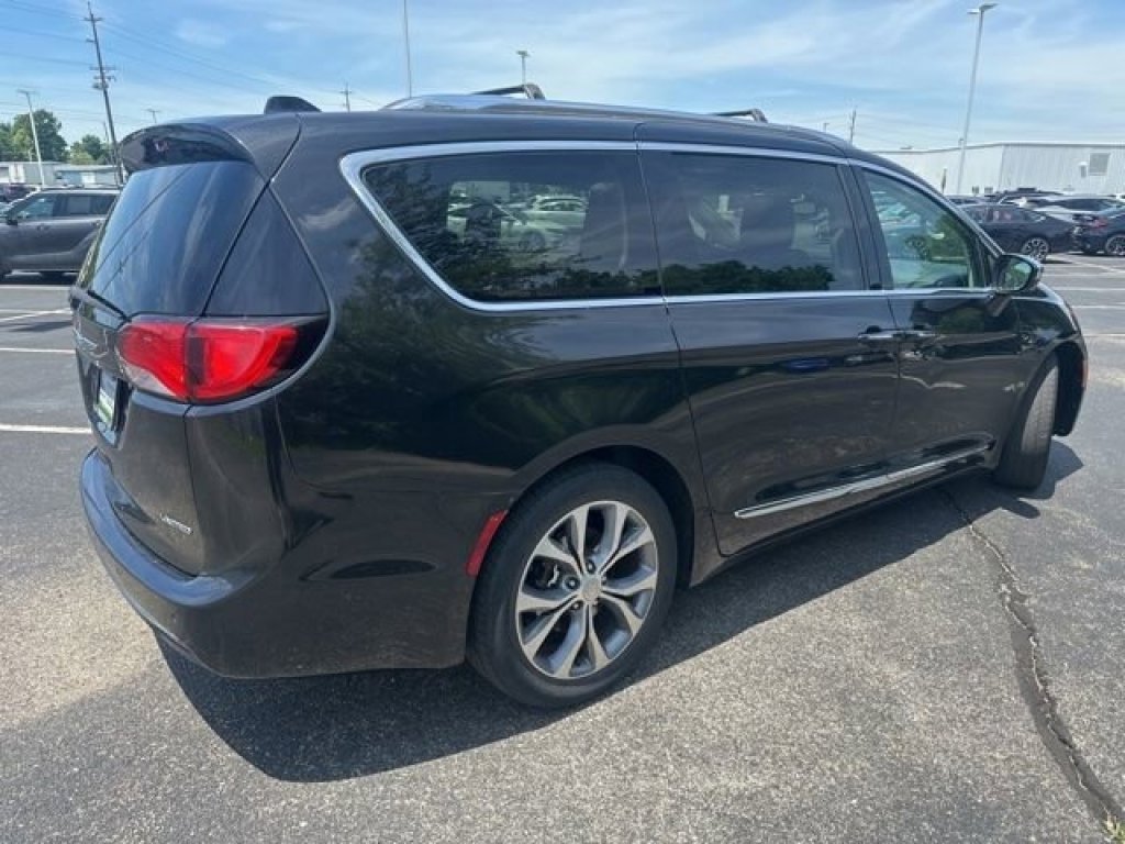 Used 2017 Chrysler Pacifica Limited with VIN 2C4RC1GG7HR506515 for sale in Fort Wright, KY