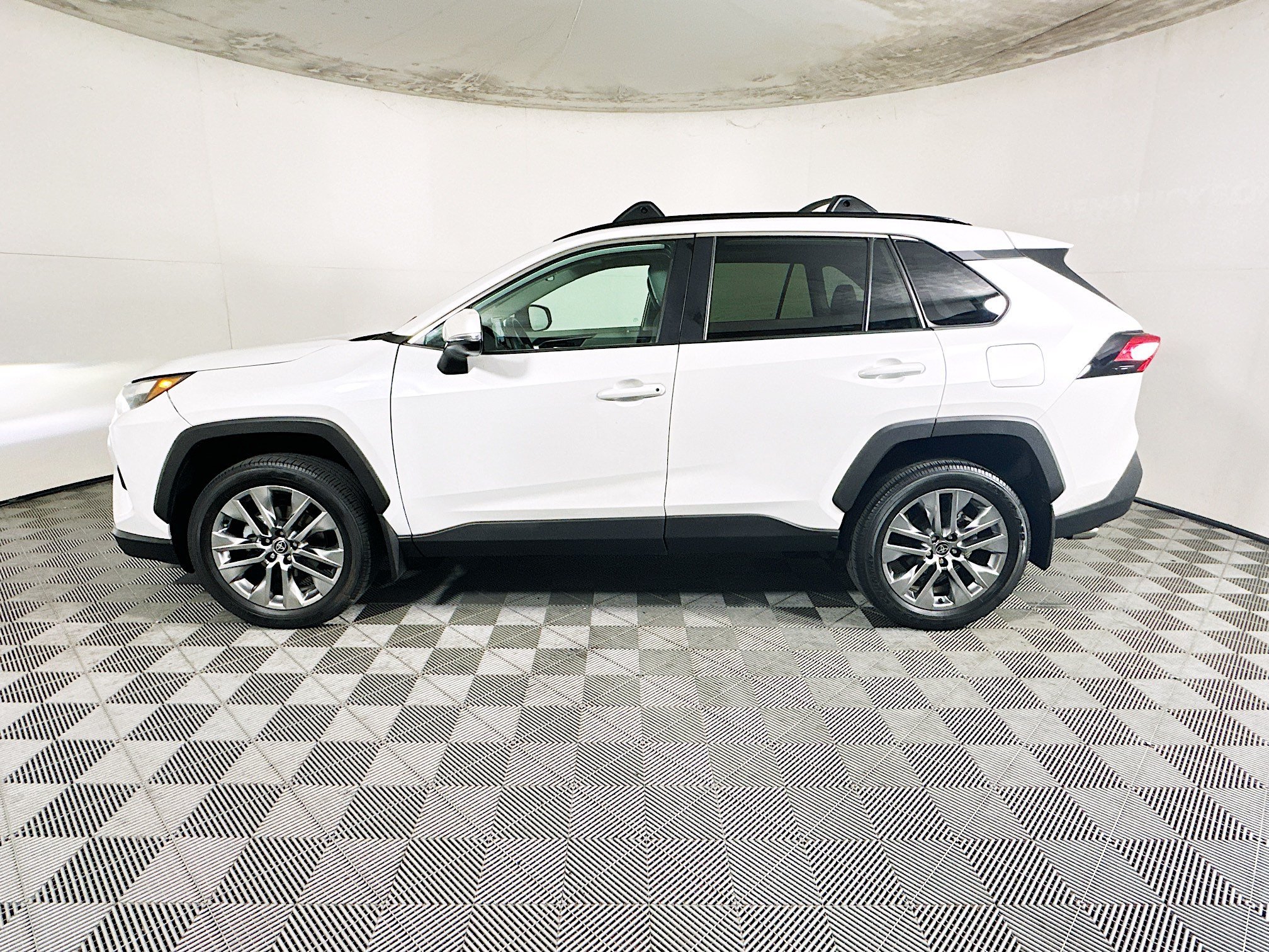 Used 2024 Pearl Toyota XLE Premium image 6