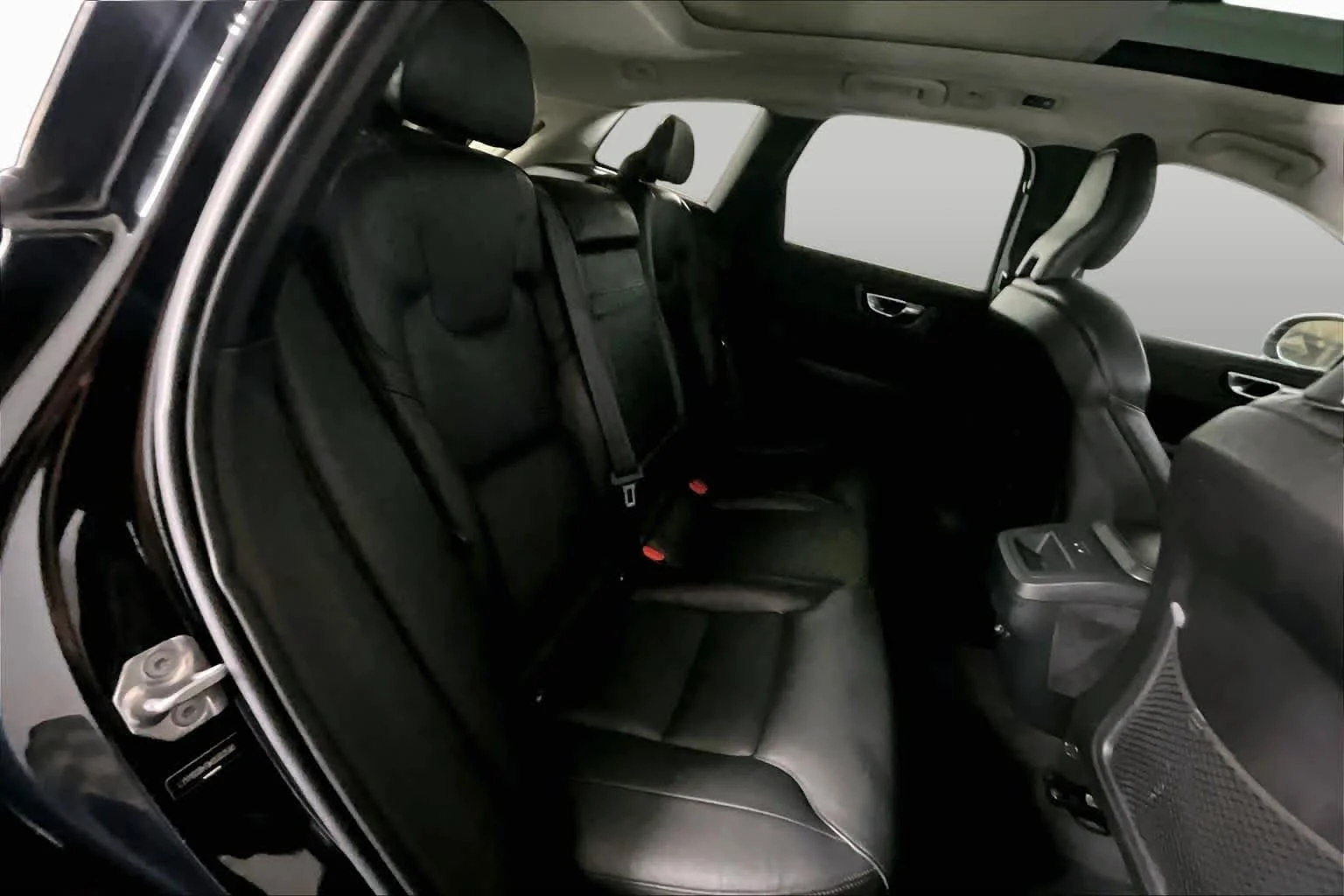 Certified Used 2019 Onyx Black Metallic Volvo Momentum image 20