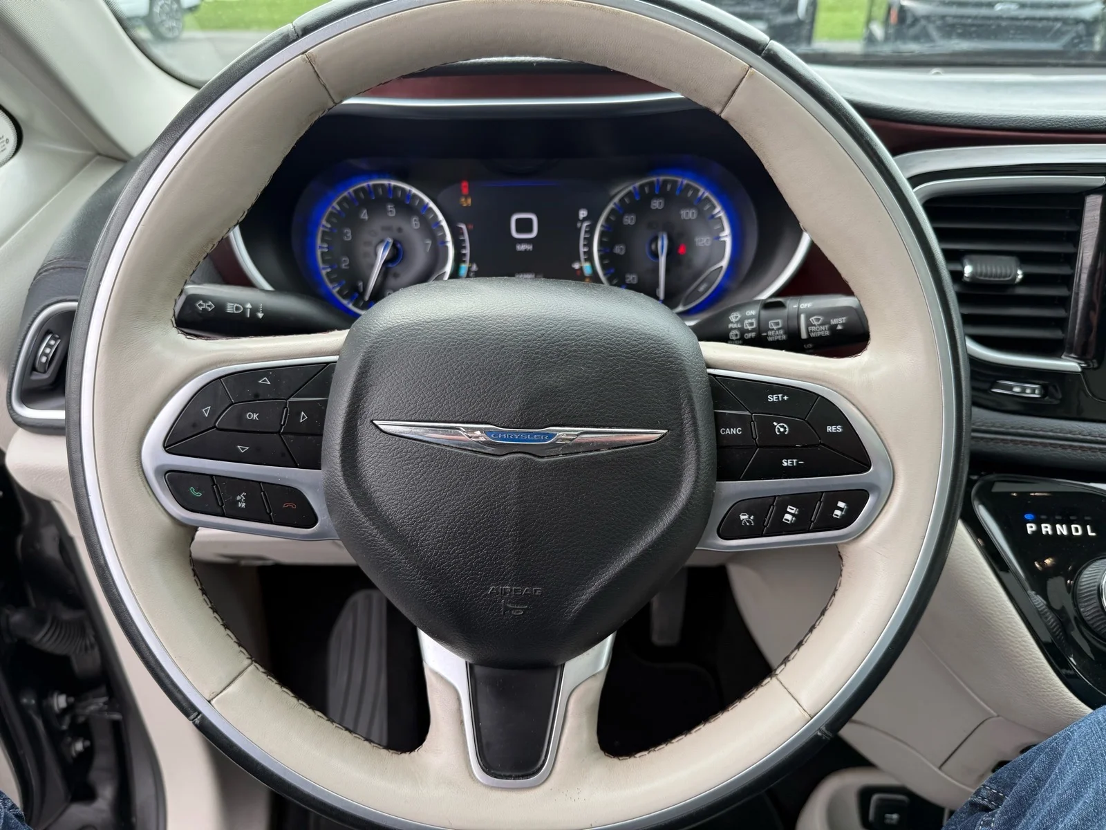 Used 2020  Chrysler Limited image 23