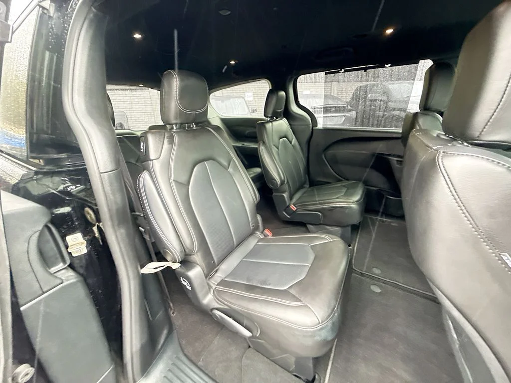 Used 2025 Black Chrysler Select image 32