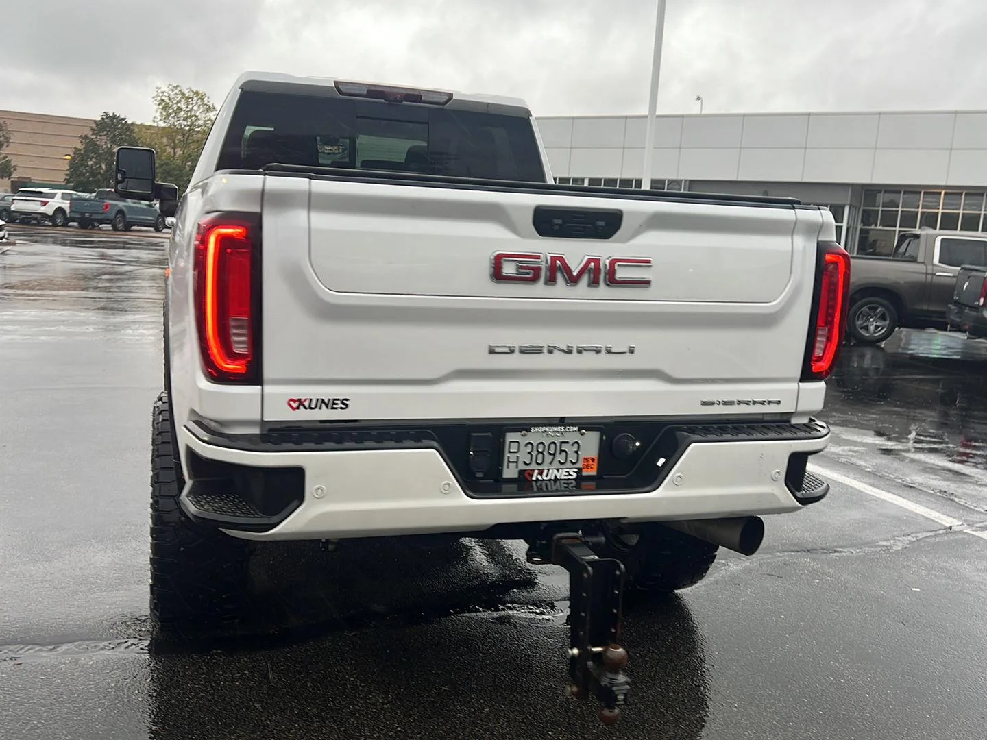 Used 2021 White Frost Tricoat GMC Denali image 9