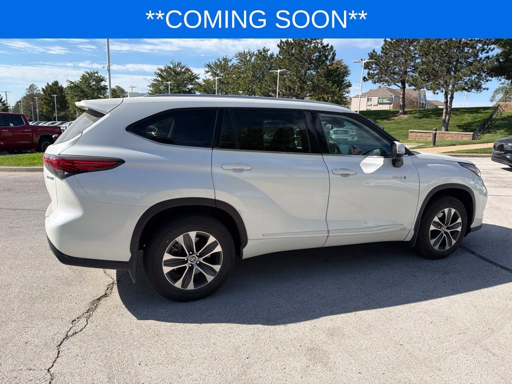 Used 2021 White Toyota XLE image 6