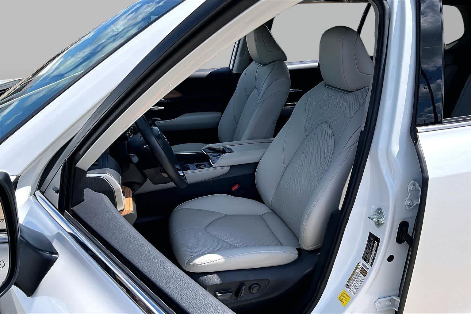 Used 2024 Wind Chill Pearl Toyota Limited image 8