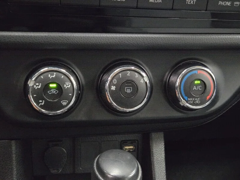 Used 2014 SUPER WHITE Toyota L image 18