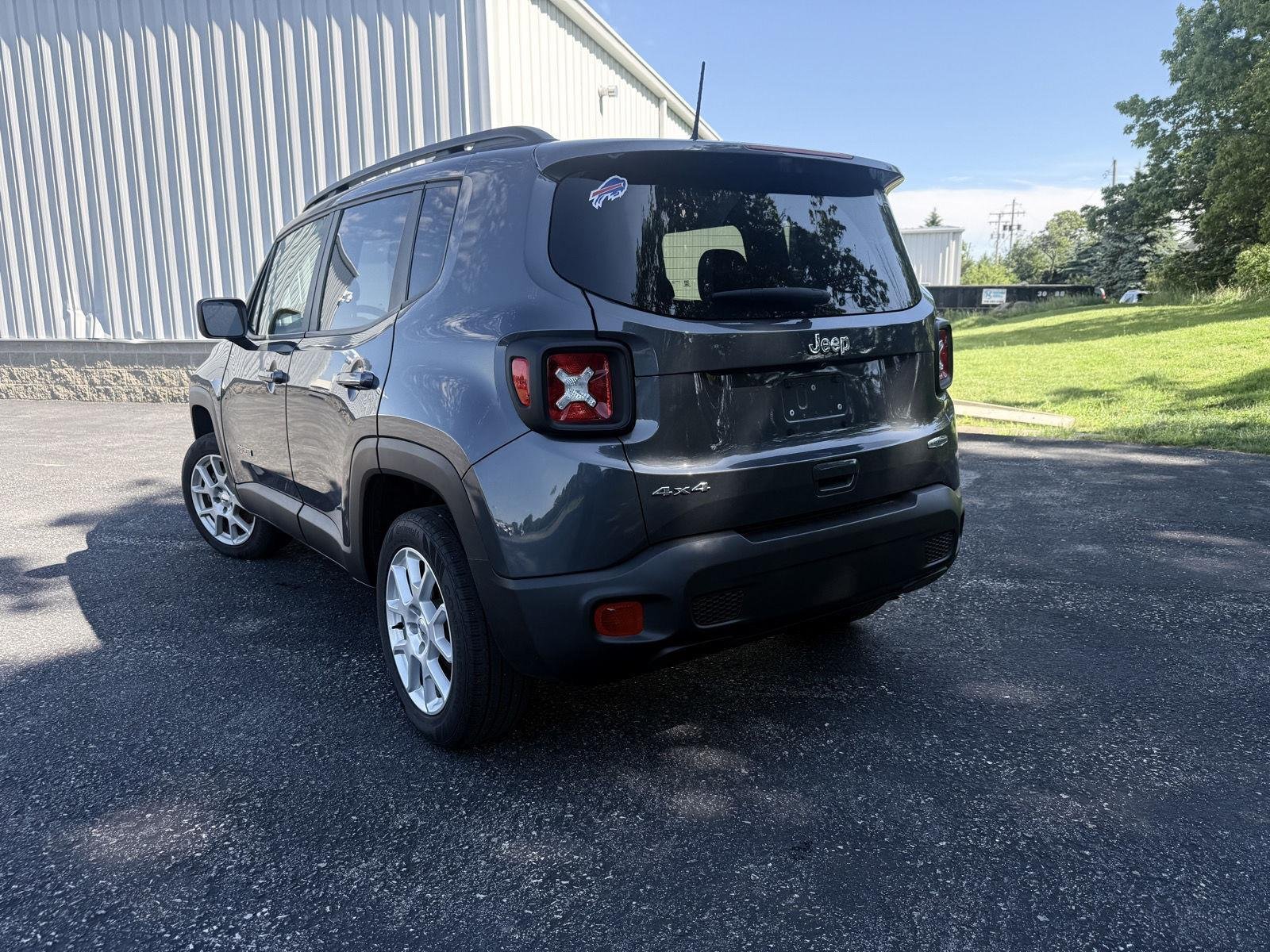Used 2022 Gray Jeep  image 2
