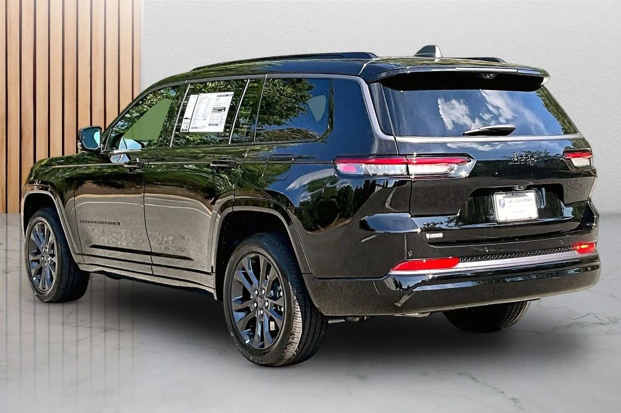 New 2026 Diamond Black Crystal Pearl-Coat Exterior Paint Jeep Limited image 7