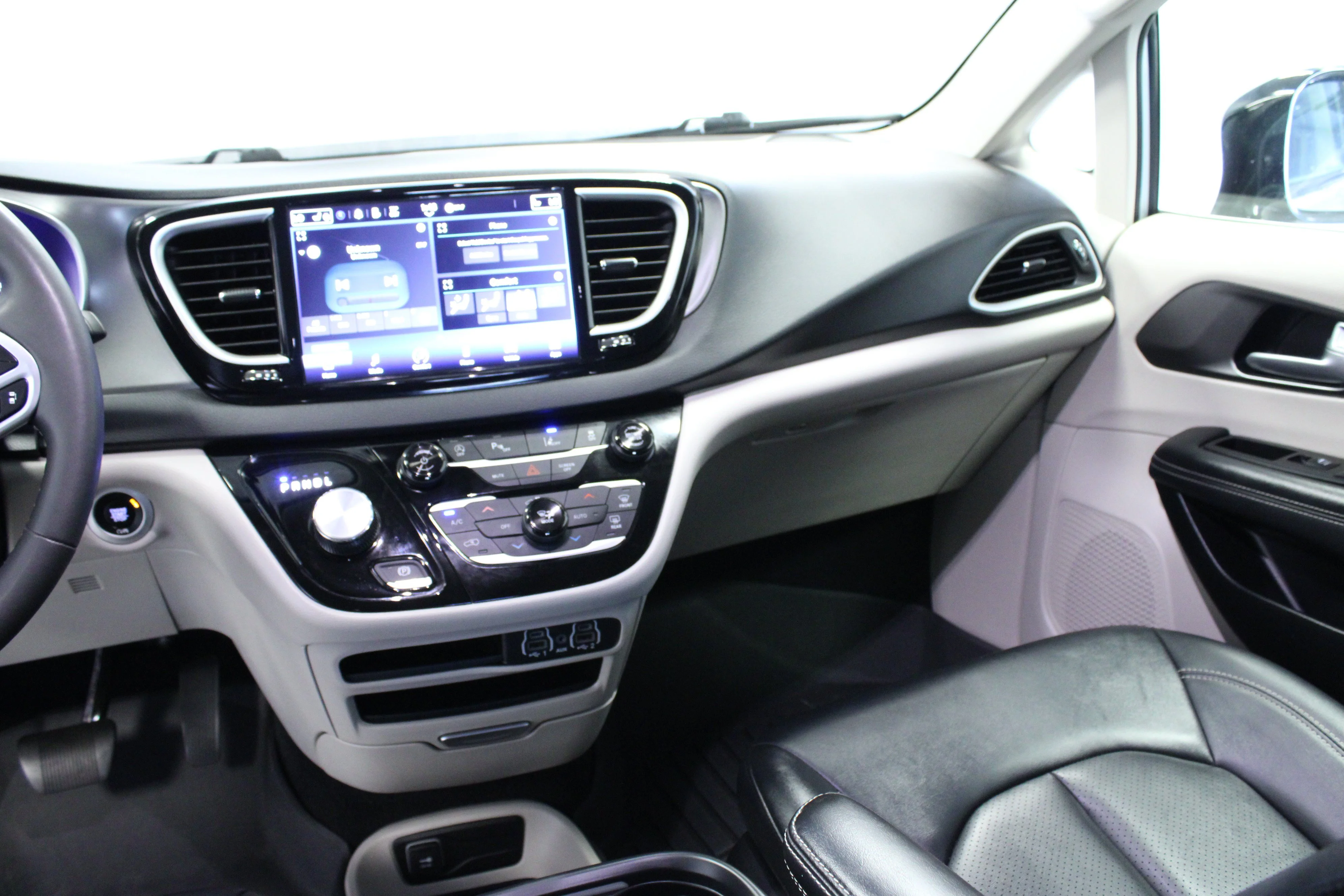 Used 2024 Silver Mist Clearcoat Chrysler Touring L image 20