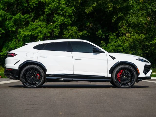 Used 2025  Lamborghini SE image 4