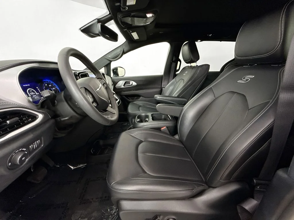 Used 2024 White Chrysler Touring L image 21