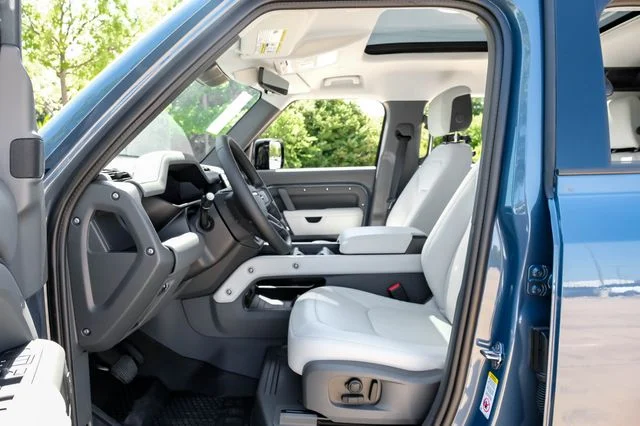 New 2026 Tasman Blue Land Rover X-Dynamic SE image 4
