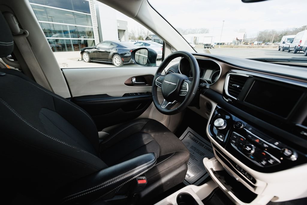 2023 Chrysler Voyager LX - Photo 23