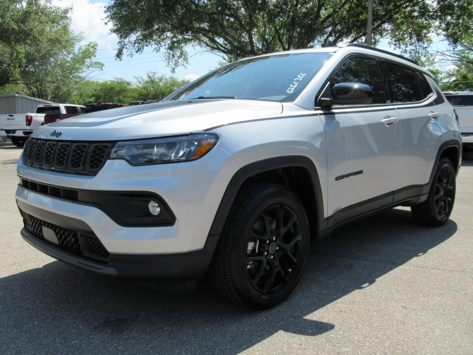 New 2026 Silver Zynith Metallic Clearcoat Jeep Latitude Altitude image 3