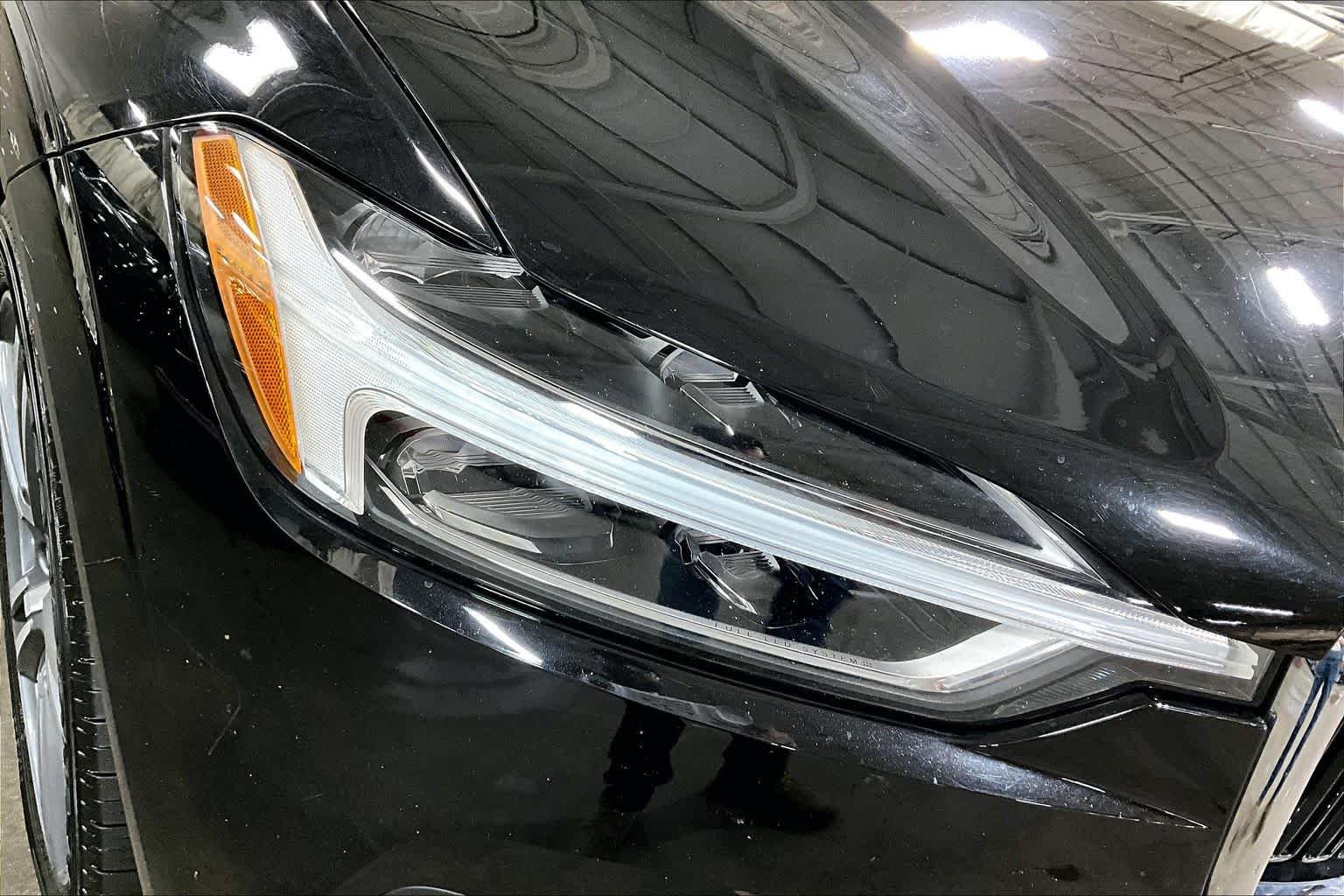 Used 2021 Onyx Black Metallic Volvo Momentum image 28