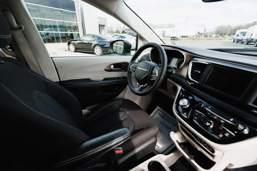 Used 2023 Gray Chrysler LX image 23