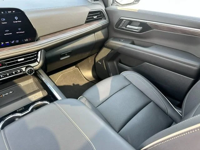 Used 2025 Iridescent Pearl Tricoat Chevrolet Premier image 20
