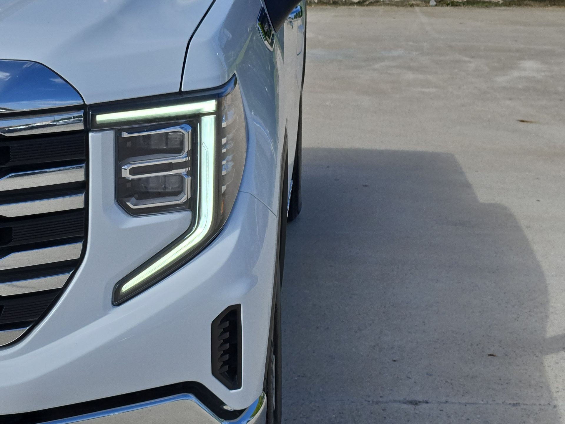 Used 2025 Summit White GMC SLT image 9