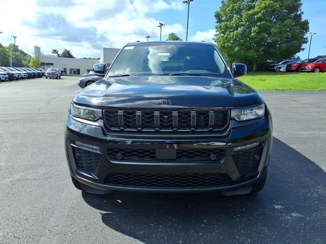 New 2026 Diamond Black Crystal Pearlcoat Jeep Limited image 2