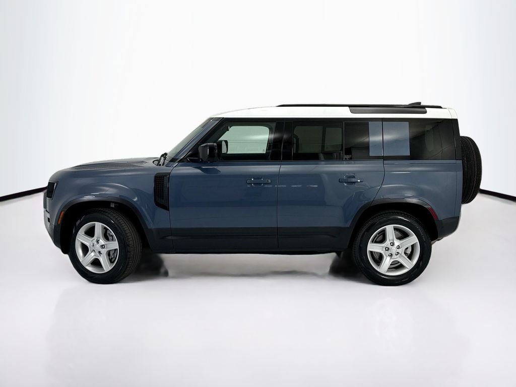Used 2022 Tasman Blue Metallic Land Rover SE image 8