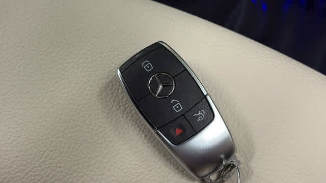 Used 2026 Polar White Mercedes-Benz GLB 250 image 38