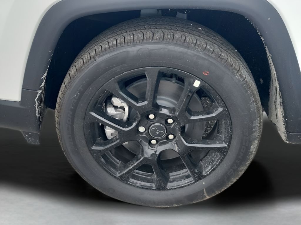 New 2026 Bright White Clear-Coat Exterior Paint Jeep Latitude image 17