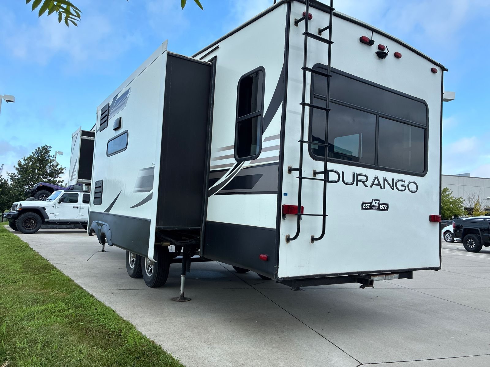 Used 2020 White DURANGO  image 6
