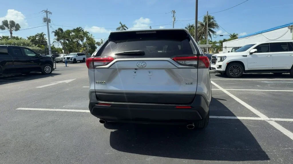 Used 2021 Silver Toyota XLE image 7