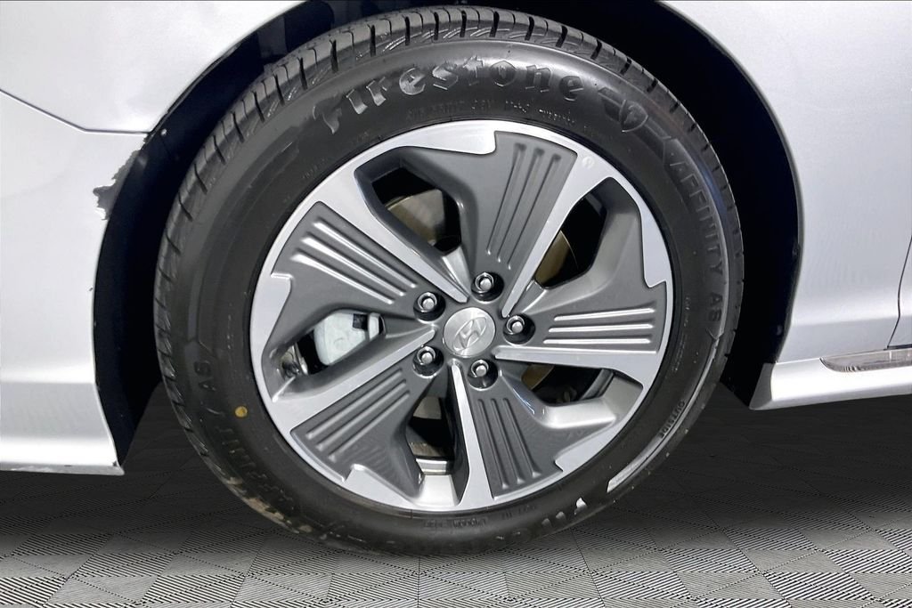 Used 2019 Silver Hyundai Limited image 30