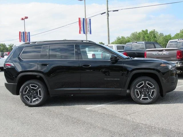 New 2026 Diamond Black Crystal Pearl-Coat Exterior Paint Jeep Limited image 2