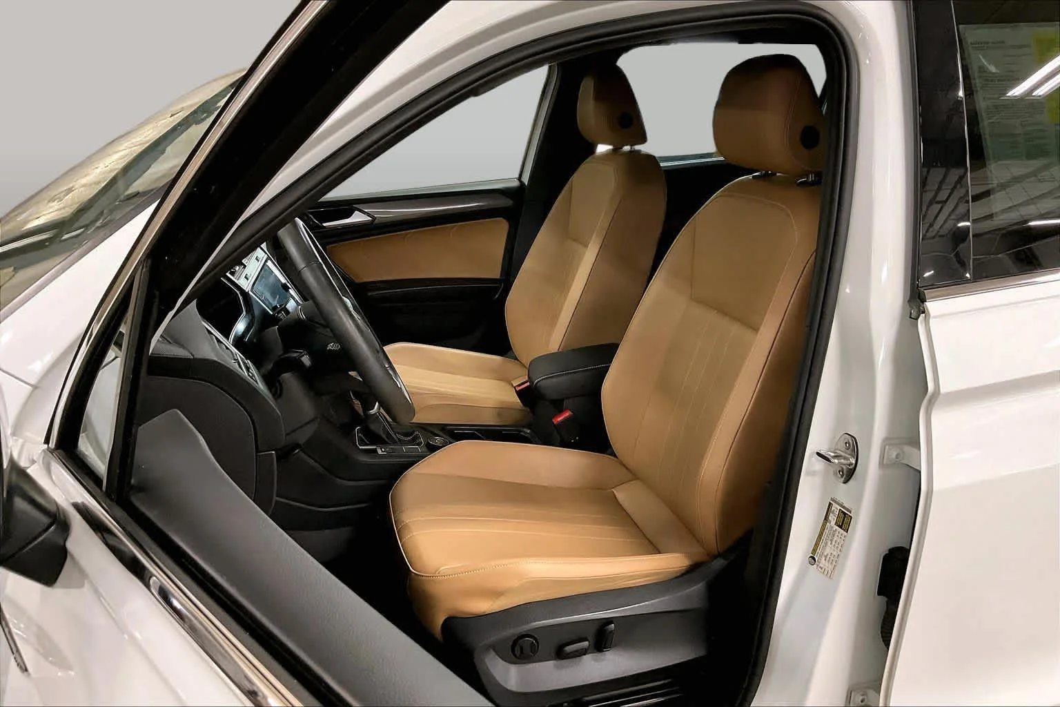 Used 2022 Pure White Volkswagen SE image 8