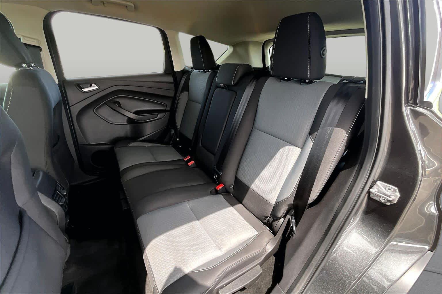 Used 2018 Magnetic Metallic Ford SE image 19