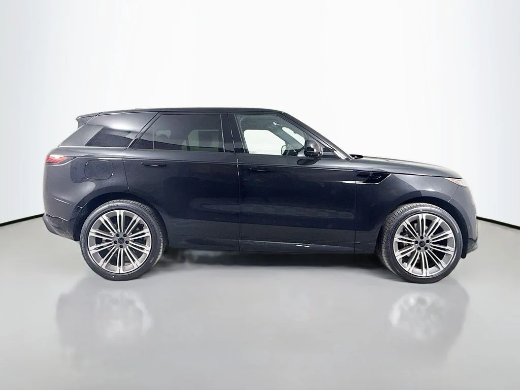 New 2026 Santorini Black Land Rover Dynamic SE image 4