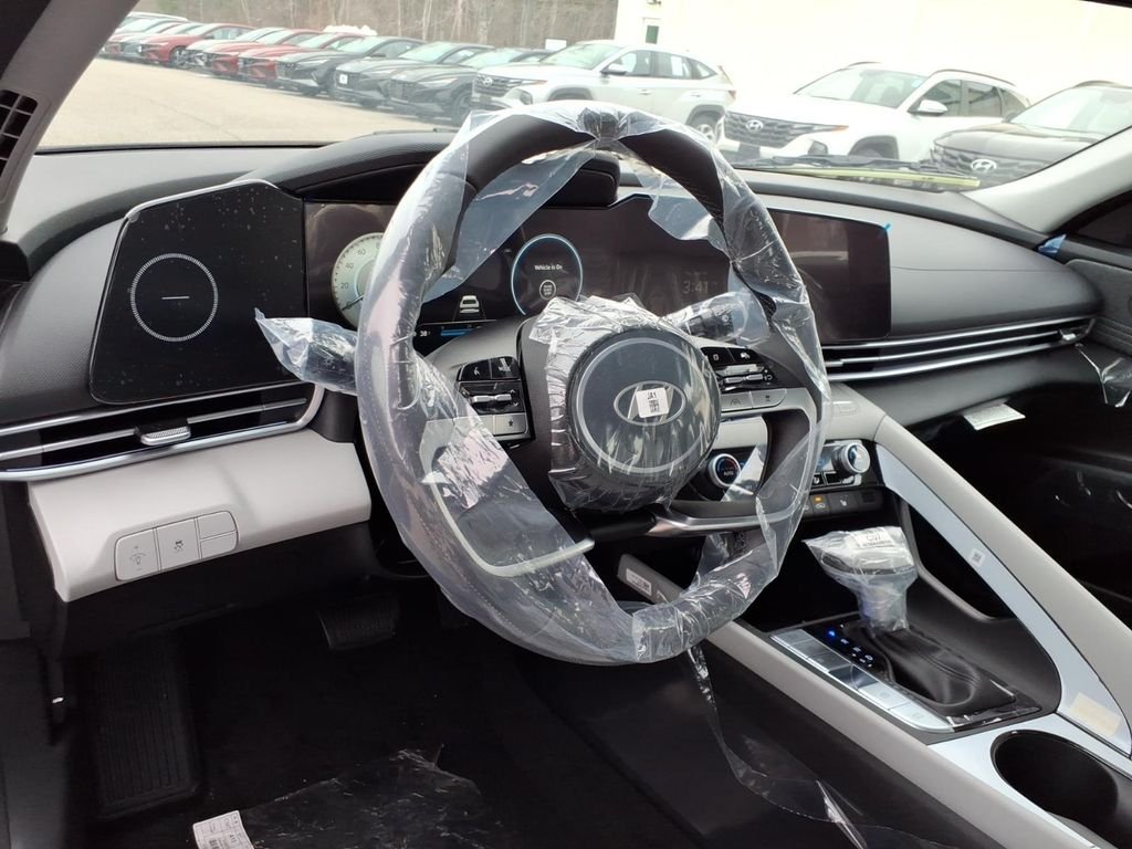 2025 Hyundai Elantra Limited - Photo 13