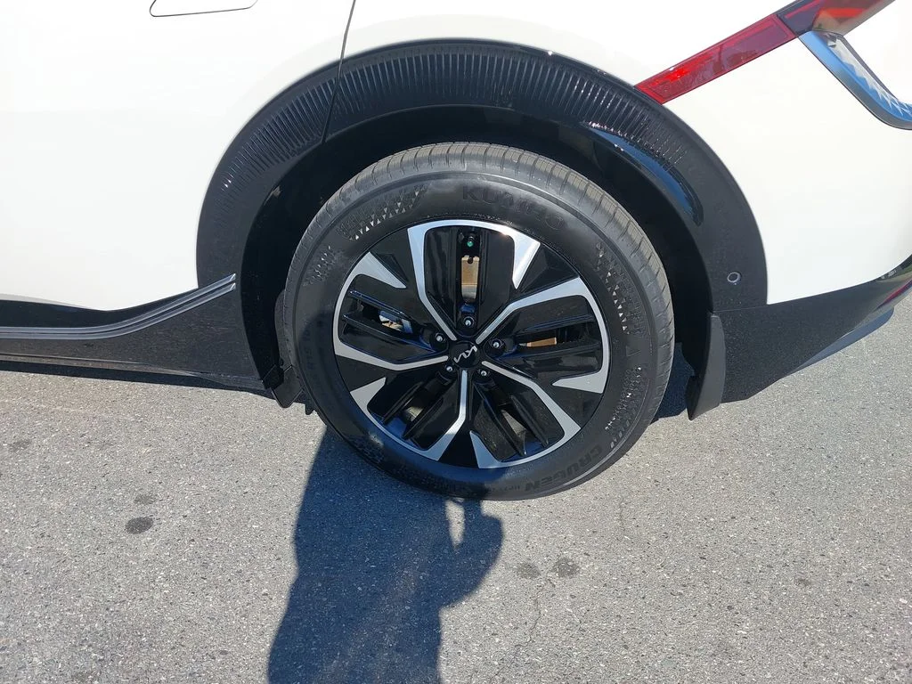 Used 2023 White Kia Wind image 31