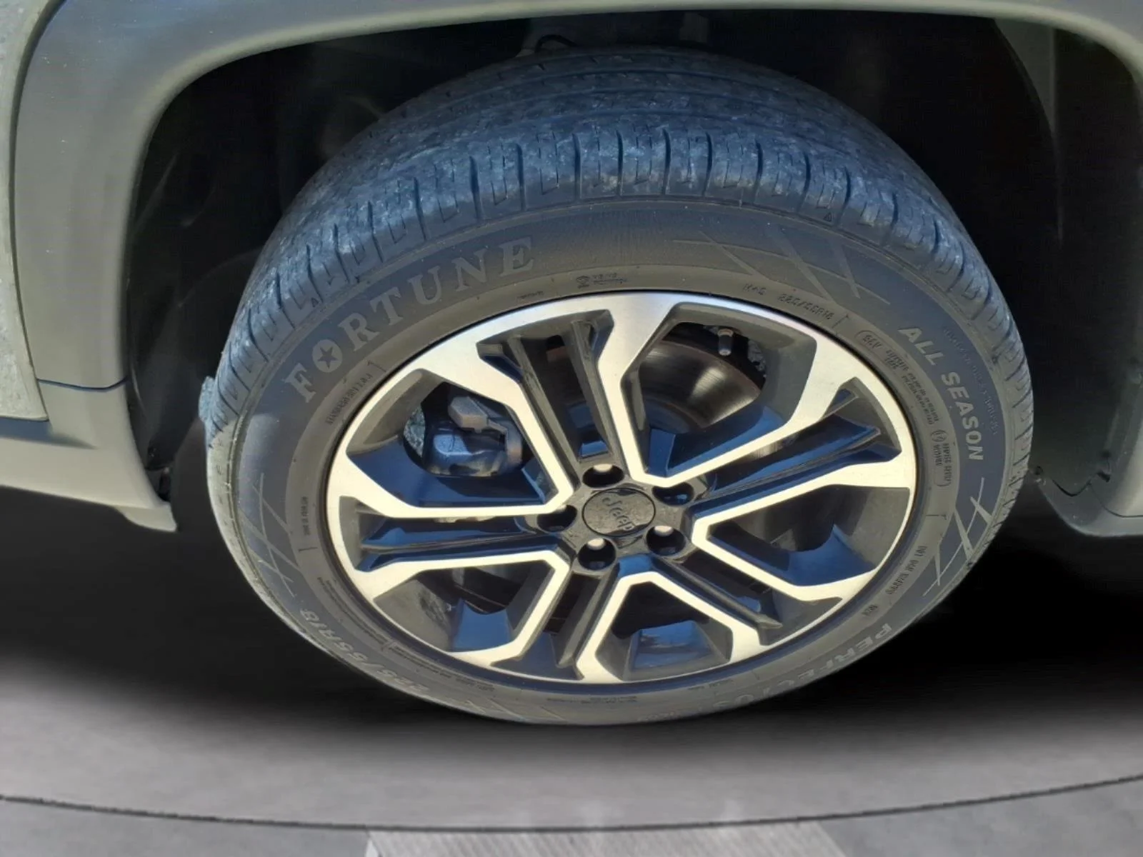 Used 2022 Sting-Gray Clearcoat Jeep Limited image 9