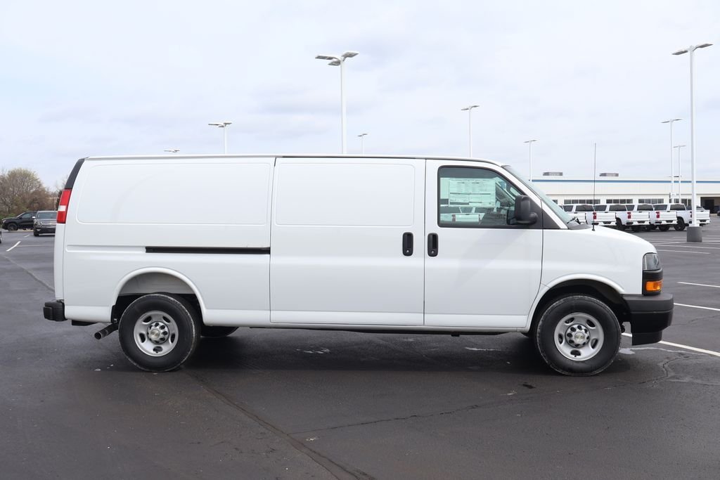 New 2026 Summit White Chevrolet WT image 9