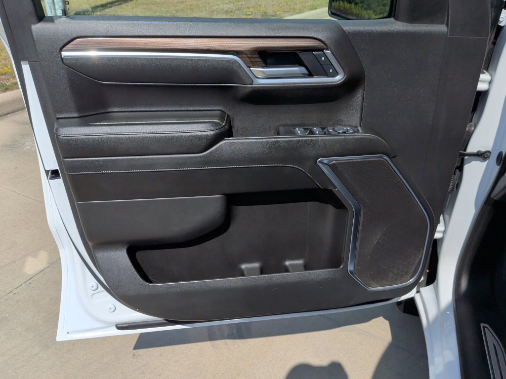 Used 2025 White Chevrolet LT image 10