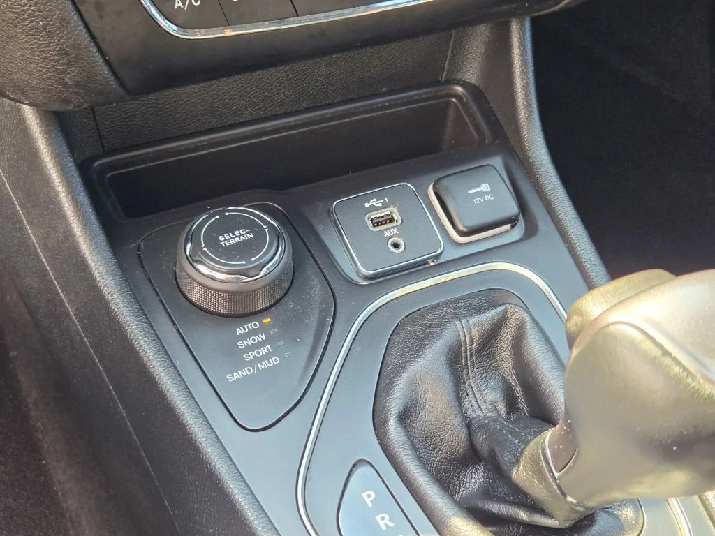 Used 2019 Gray Jeep Latitude Plus image 28