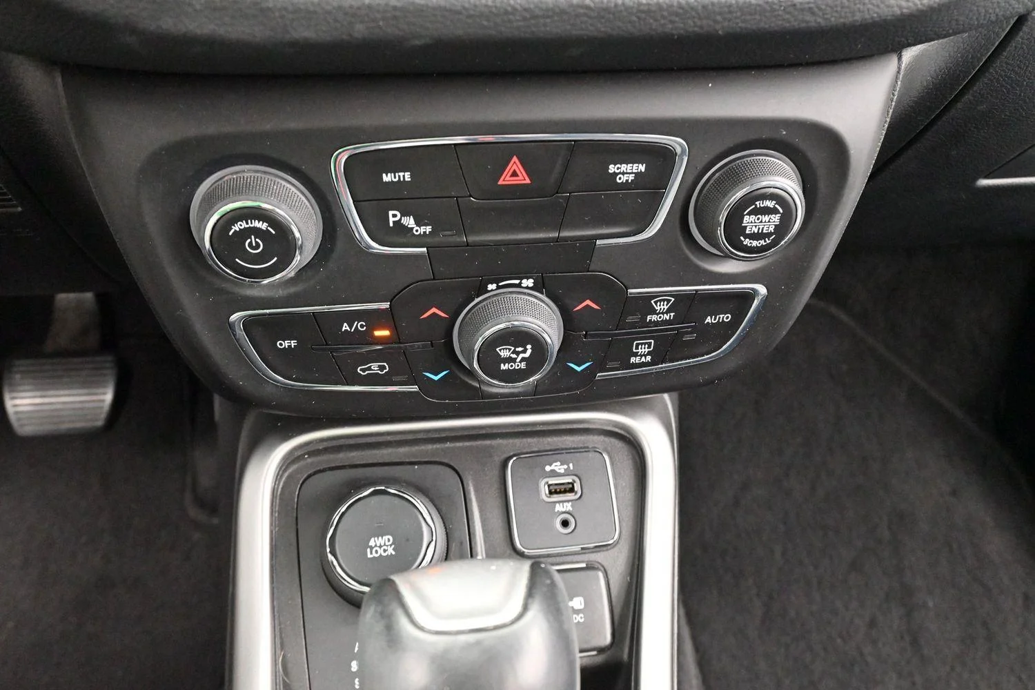 Used 2019 White Clearcoat Jeep Latitude image 22