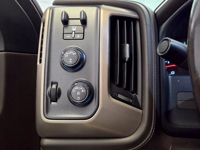 Used 2018 WHITE FROST TRICOAT GMC Denali image 30