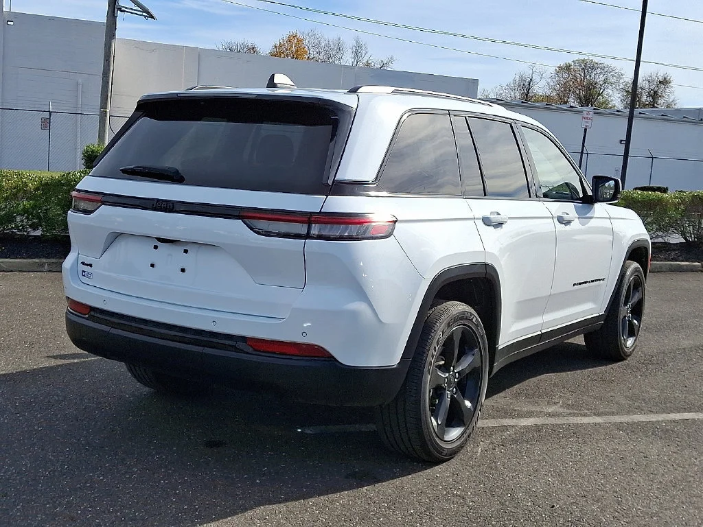 Used 2023 White Jeep Altitude 4x4 image 11