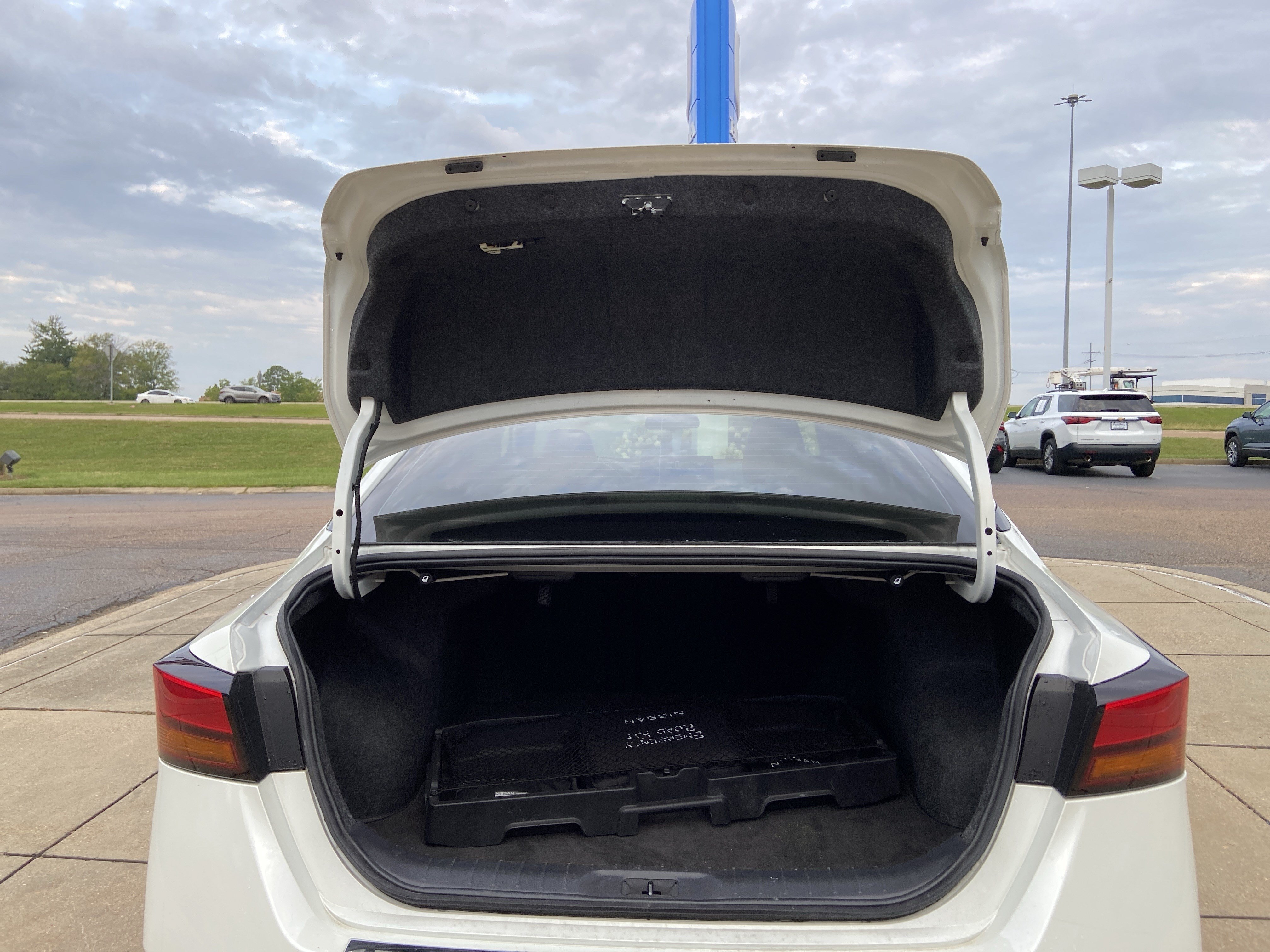 Used 2023 Pearl White Tricoat Nissan 2.0 SR image 26