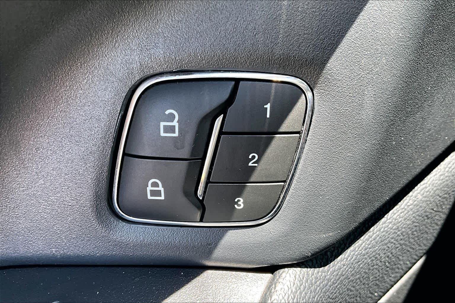 Used 2022 Agate Black Metallic Ford XLT image 33