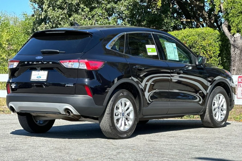 Used 2022 Black Ford SE image 5