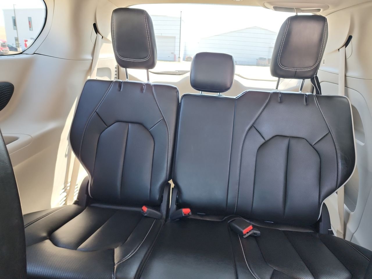 Used 2023  Chrysler Limited image 24