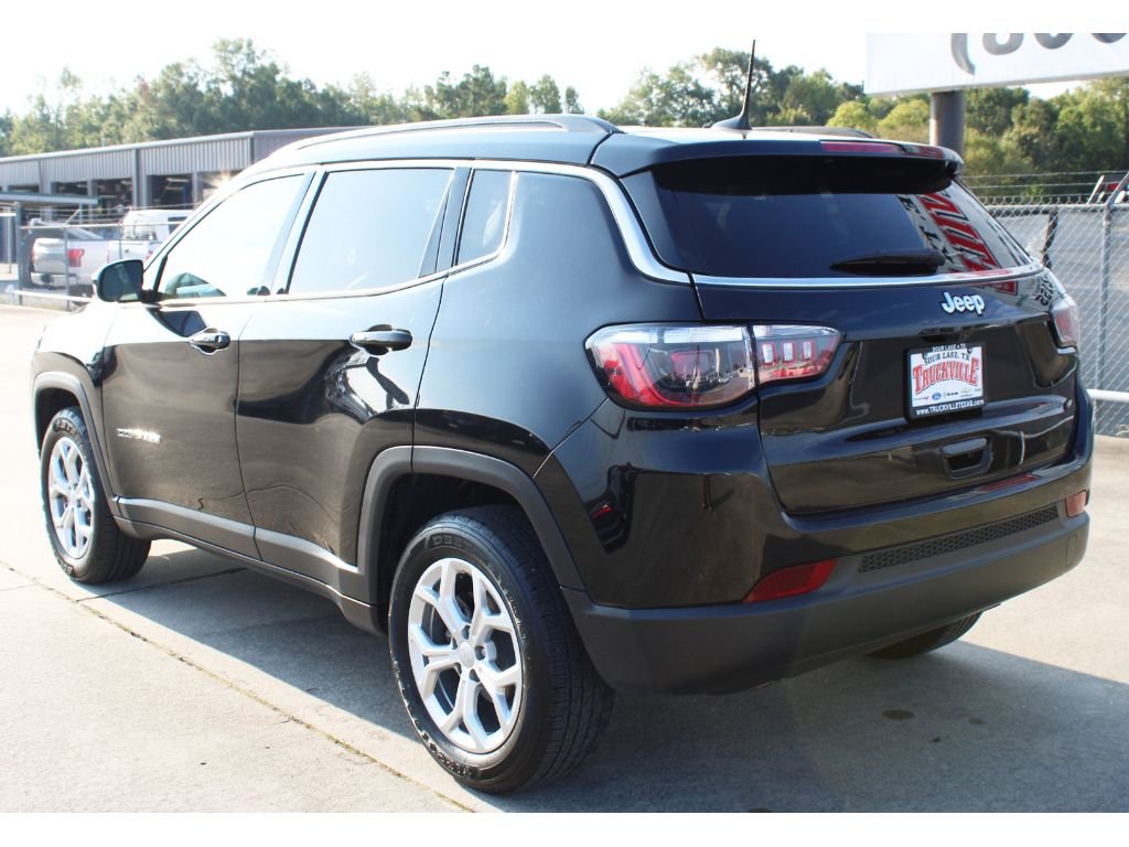 Used 2024 Diamond Black Crystal Pearlcoat Jeep Latitude image 16