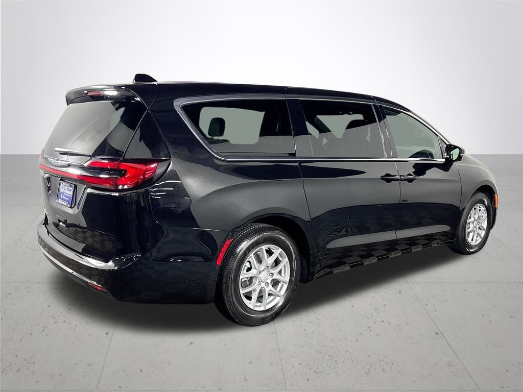 2026 Chrysler Pacifica Select - Photo 6